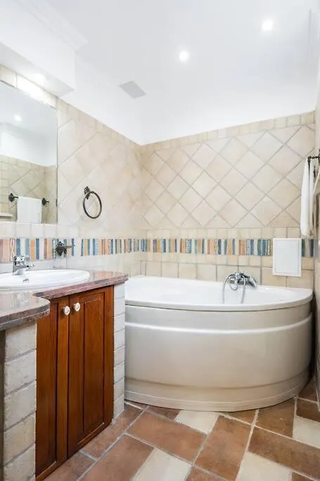 Classy Queen Elisabeth - 2Br Apartment Bucureşti 0*,